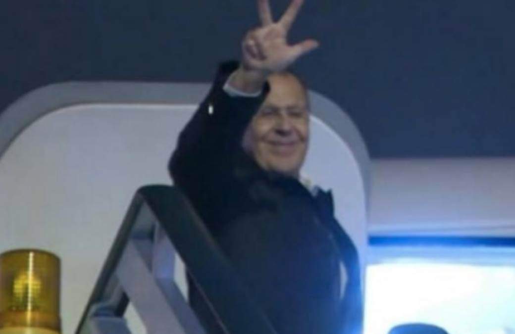 PRIJE POLASKA ZA ZAGREB | Lavrov pri odlasku iz Srbije podigao tri prsta